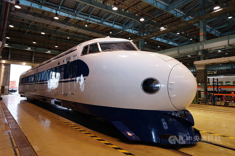 日本新幹線0系是全球最早高鐵列車,於2008年正式除役,僅有2輛輸出日本海外,一輛在台灣。台灣高鐵公司22日說,已修復暱稱為「花魁車」的0系車輛,將落腳台南成新地標。(台灣高鐵提供)中央社社記者汪淑芬傳真 109年9月22日