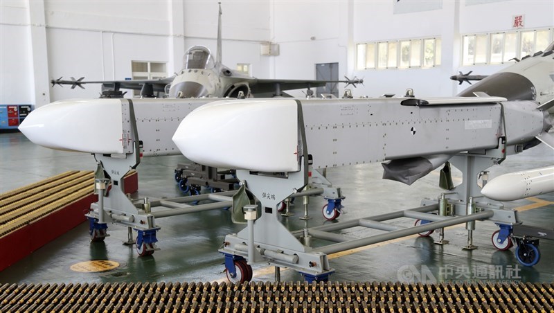 共軍近期頻頻擾台,由於澎湖馬公基地位處台灣防空前線、距中國近,軍方22日在機棚中展示由中科院研製、可癱瘓敵機場的萬劍彈(圖),這也是萬劍彈首次在澎湖地區對外公開。中央社記者張皓安攝 109年9月22日