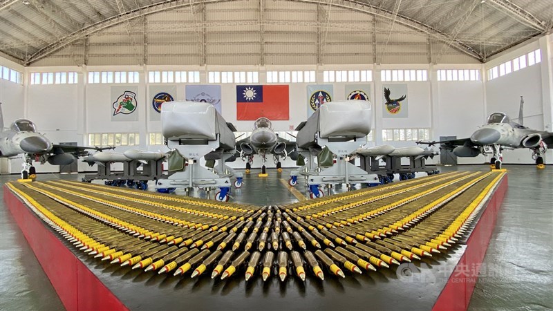 澎湖馬公基地「天駒部隊」22日在機棚中展出中山科學研究院自行研製的萬劍彈,還有3架IDF經國號戰機,及天劍二型飛彈、AIM-9P4響尾蛇飛彈等裝備。中央社記者張皓安攝 109年9月22日