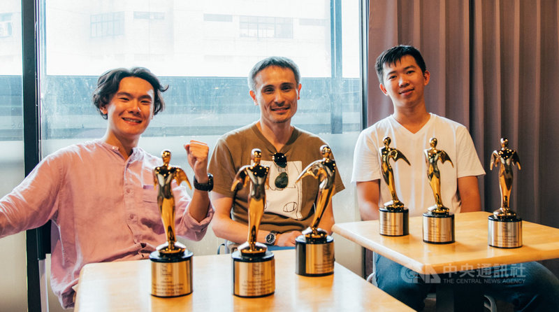 元智大學助理教授張世明（中）帶領研究生劉柏廷和陳家賢以風景紀錄片和古今交錯的手法，為企業打造形象影片和行銷影片，兩支作品影片共獲得美國泰利獎（Telly Awards）6項大獎。（元智大學提供）中央社記者許秩維傳真  109年9月22日