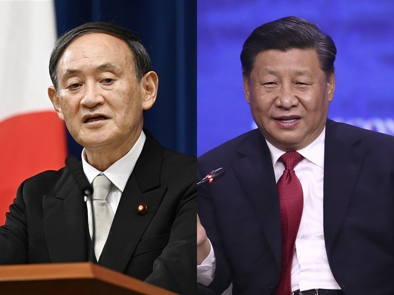 據共同社報導,多位日本政府消息人士透露,日本首相菅義偉(左)22日展開最終協調,希望25日與中國國家主席習近平(右)舉行電話會談。(左圖為共同社,右圖為中新社)