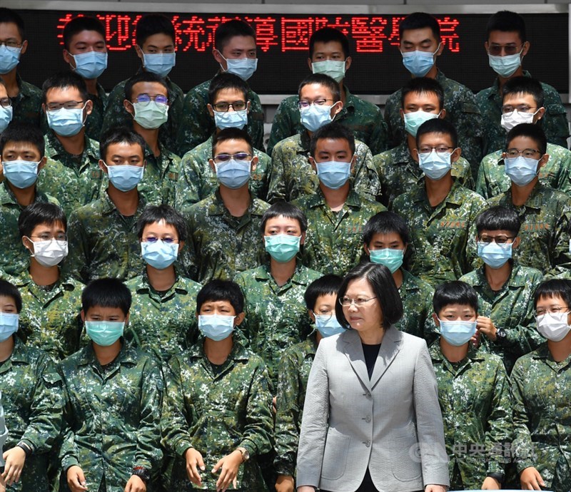 總統蔡英文的政府為促使美方有更強意願介入護衛台灣安全,正積極加強與無邦交盟邦的經貿合作。圖為蔡總統4日視導國防醫學院。(中央社檔案照片)