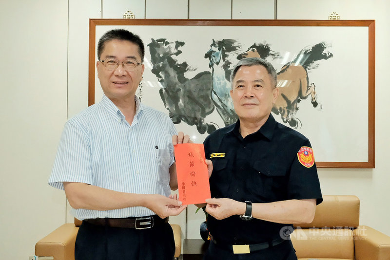 中秋節即將來臨,內政部長徐國勇(左)23日上午先後前往航空警察局及移民署國境事務大隊慰勤,並送上加菜金,感謝同仁們平日的辛苦。中央社記者吳睿騏桃園機場攝 109年9月23日
