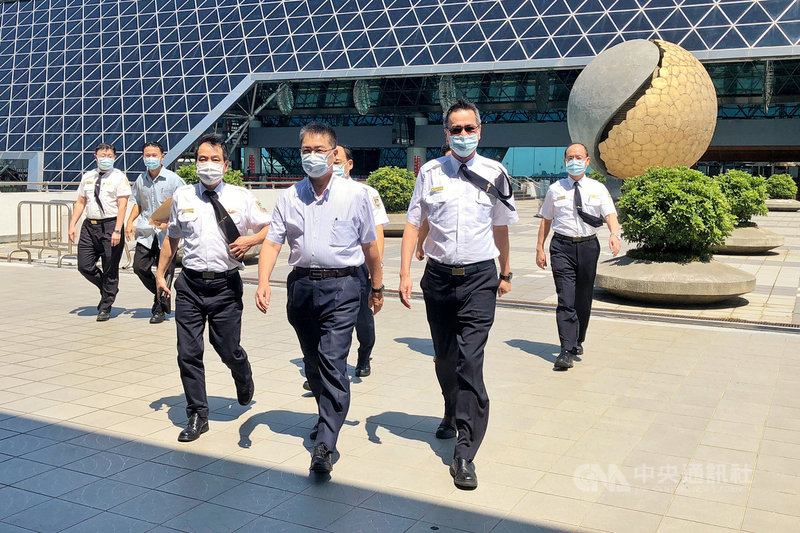 香港行政長官林鄭月娥22日說,涉嫌在台殺人的港人陳同佳願赴台自首。內政部長徐國勇(前中)23日表示,若陳同佳要來台投案自首,將配合陸委會依法辦理。中央社記者吳睿騏桃園機場攝 109年9月23日