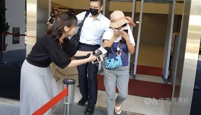台北市內湖區一處非法私人養護所22日發生火警釀3死,警方23日將負責人58歲丁姓女子移送士林地檢署偵訊。檢察官訊問後,諭令丁女新台幣30萬元交保。中央社記者林長順攝 109年9月23日