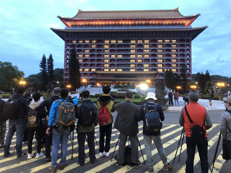 Agoda公布2020下半年的全球十大熱搜旅遊景點,台灣排名全球第一。圖為台北圓山大飯店點亮ZERO字樣吸引不少民眾搶拍。(圓山飯店提供)