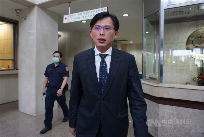大同公司經營權之爭未平,公司派雖不認同市場派召集股東臨時會,但仍在最後期限提名董事候選人;市場派方面,前時力立委黃國昌(前)退出提名。(中央社檔案照片)