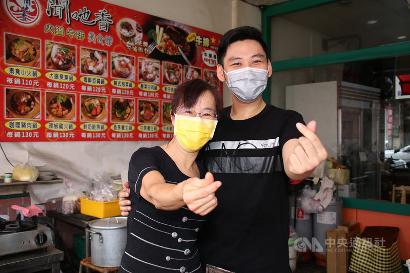 有女網友在臉書社團發文表示，小時候貧困，常與弟弟去一家店吃鐵板麵，長大後才發現，老闆娘都多給麵包和冰棒，讓他們能吃飽，希望向老闆娘道謝。對於女網友想致謝，林姓老闆娘（左）24日說，小事情，有空回來看看他們，就很高興了。中央社記者蕭博陽南投縣攝 109年9月24日