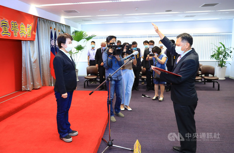 台中市政風處長詹政曇人事爭議案終落幕,市府24日下午舉行宣誓布達典禮,由台中市長盧秀燕(左)擔任監誓人,詹政曇(右)舉手宣誓。中央社記者郝雪卿攝 109年9月24日