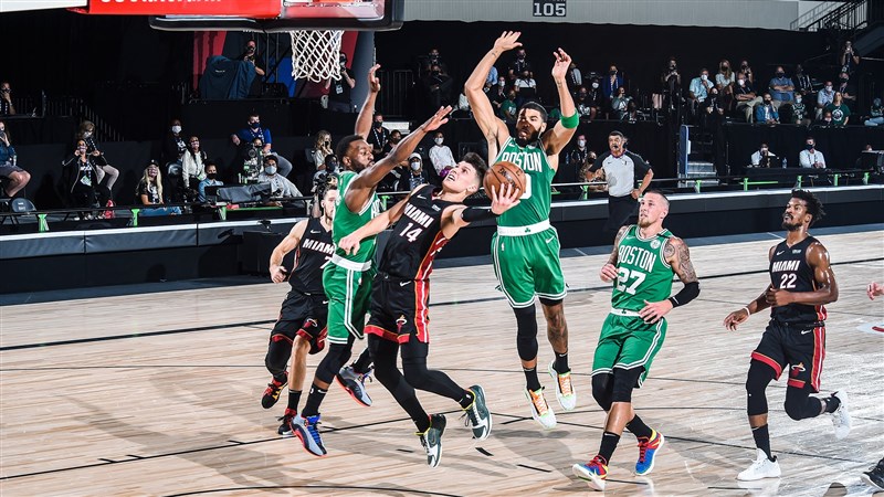 美國職籃NBA邁阿密熱火23日歷經一番苦戰,終場112比109擊敗波士頓塞爾蒂克。(圖取自twitter.com/MiamiHEAT)