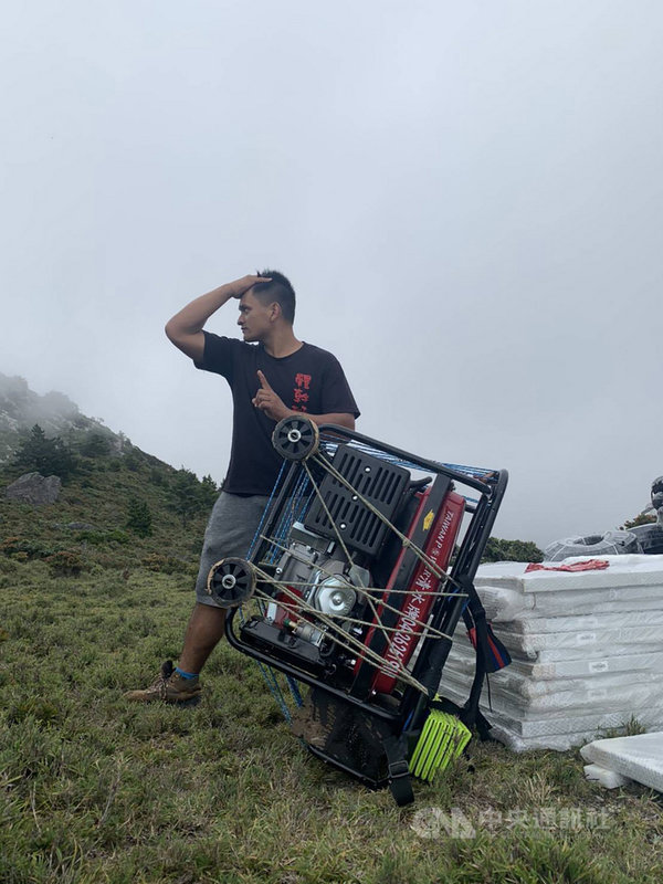 揹百公斤發電機上嘉明湖步道山友讚神人 影 生活 中央社cna