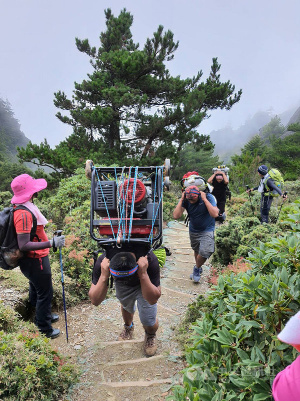 嘉明湖步道向陽名樹附近設置通訊基地台，100公斤重的發電機23日由有鋼鐵人之稱的布農族嚮導「比勇」獨自揹上山，令和他擦身而過的山友驚呼連連。（台東縣議員王文怡提供）中央社記者盧太城台東傳真　109年9月24日