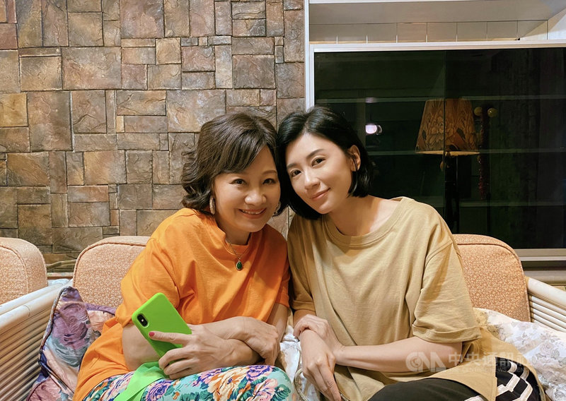 台劇「媽,別鬧了!」改編自作家陳名珉自述媽媽的真實故事,藝人比莉(左)睽違10年回歸小螢幕,在劇中與演員賈靜雯(右)飾演母女。(草舍文化提供)中央社記者葉冠吟傳真 109年9月25日