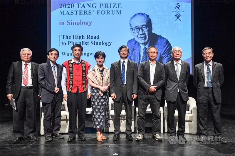 唐獎教育基金會22日舉行「唐獎第4屆大師論壇-漢學場」,基金會執行長陳振川(左3)與中研院副院長黃進興(右2)等人出席合影。中央社記者鄭清元攝 109年9月22日