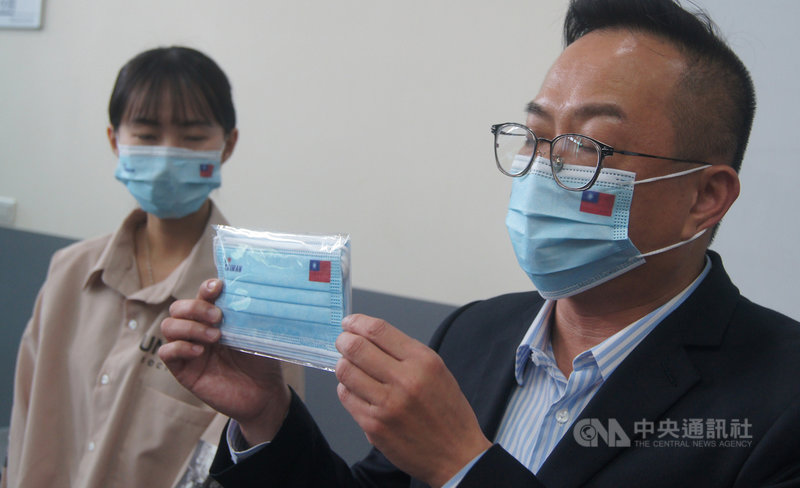 紡織大廠聚隆纖維公司25日舉行記者會,介紹旗下子公司聚茂生技推出的3層式防護口罩,及印有國旗等特殊圖案的客製化口罩,聚隆並表示,口罩日產能預估到10月有機會提升到100萬片,目前口罩訂單已排到年底。中央社記者吳哲豪彰化攝 109年9月25日