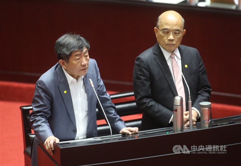 衛生福利部長陳時中(左)9月25日在立法院接受立委質詢時表示,9月18日已與武漢肺炎疫苗全球取得機制(COVAX)簽約,預計10月初會付訂金。(中央社檔案照片)