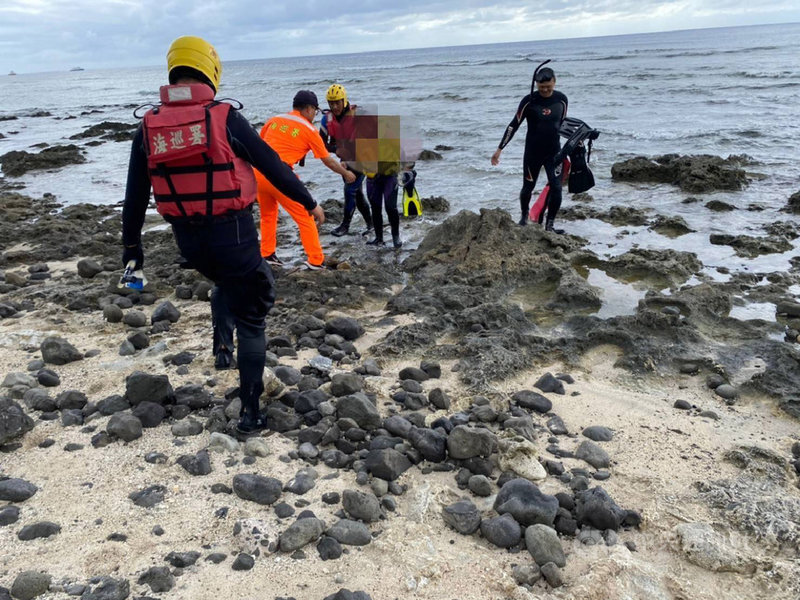 台東縣綠島鄉石朗浮潛區26日一對母女檔在浮潛時疑遭海流帶離岸際,無法自行游回,岸巡隊獲報到場,順利將2人救起,母女均無受傷。(第一三岸巡隊提供)中央社記者李先鳳傳真 109年9月26日