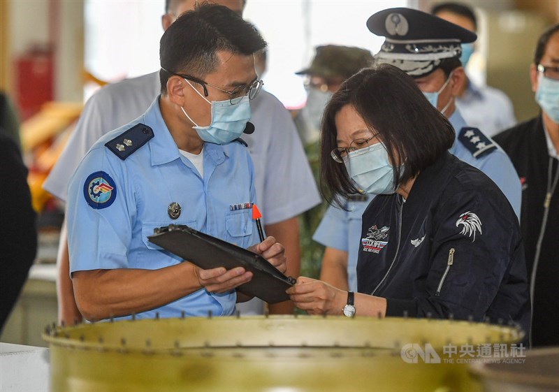 總統蔡英文(前右)26日搭乘專機前往高雄視導空軍第三後勤指揮部,聆聽官兵簡報各型飛機的發動機及零組件後勤維修保養流程。中央社記者鄭清元攝 109年9月26日