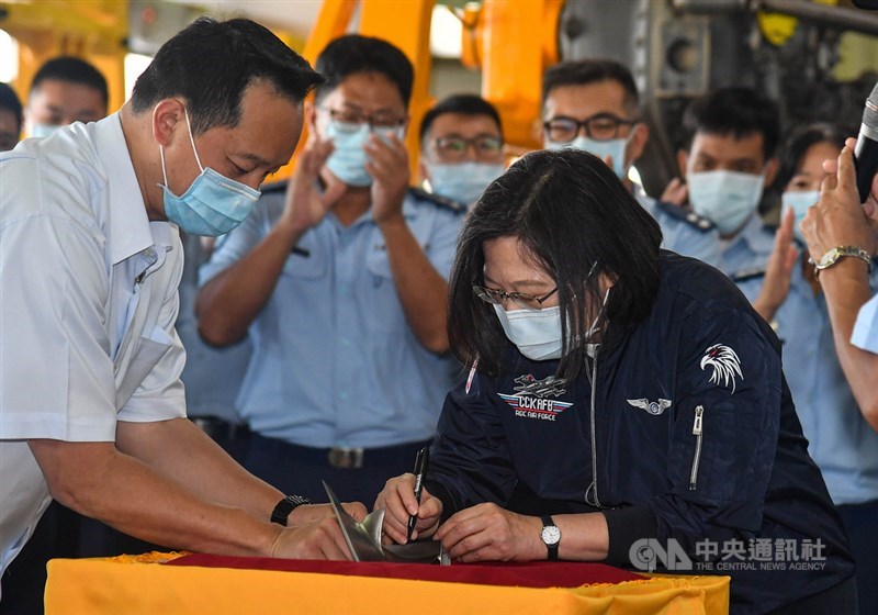 總統蔡英文(前右)26日前往空軍岡山基地第三後勤指揮部視導,並在發動機葉片上簽名留念。中央社記者鄭清元攝 109年9月26日