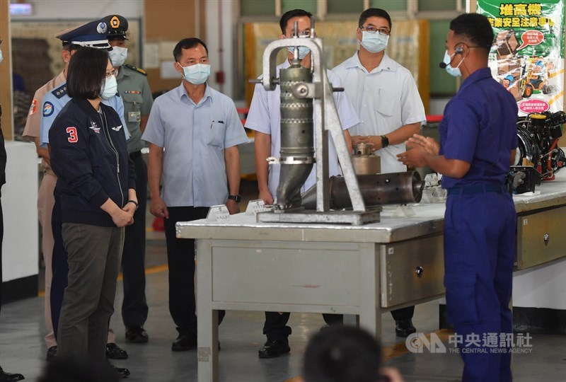 總統蔡英文(左)26日上午前往高雄岡山空軍第三後勤指揮部視導,迦納裔空軍下士洪澤(右)向蔡總統解說後勤維修作業以及從軍理念。中央社記者鄭清元攝 109年9月26日
