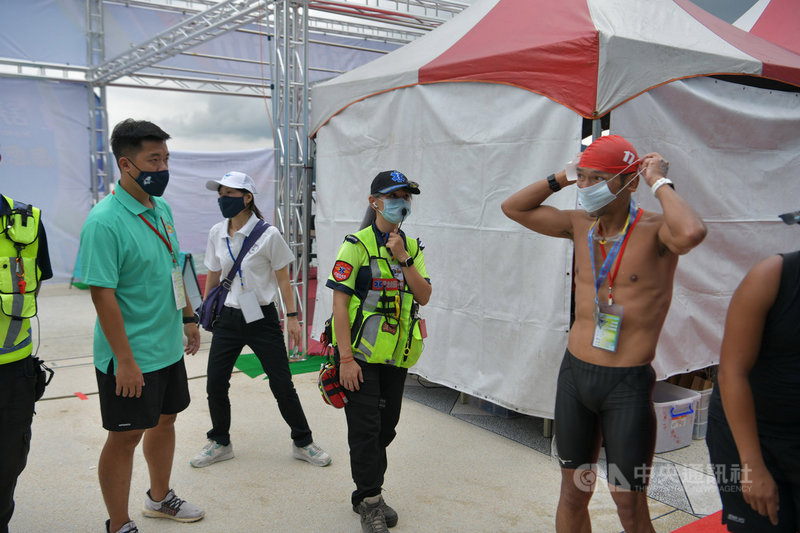 第6屆日月潭公開水域游泳錦標賽及第一屆日月潭SUP立式槳板賽26日登場,1500多名選手分梯次下水比賽,並都遵守防疫規定,在下水前及上岸後戴上口罩。(南投縣政府提供)中央社記者吳哲豪傳真 109年9月26日