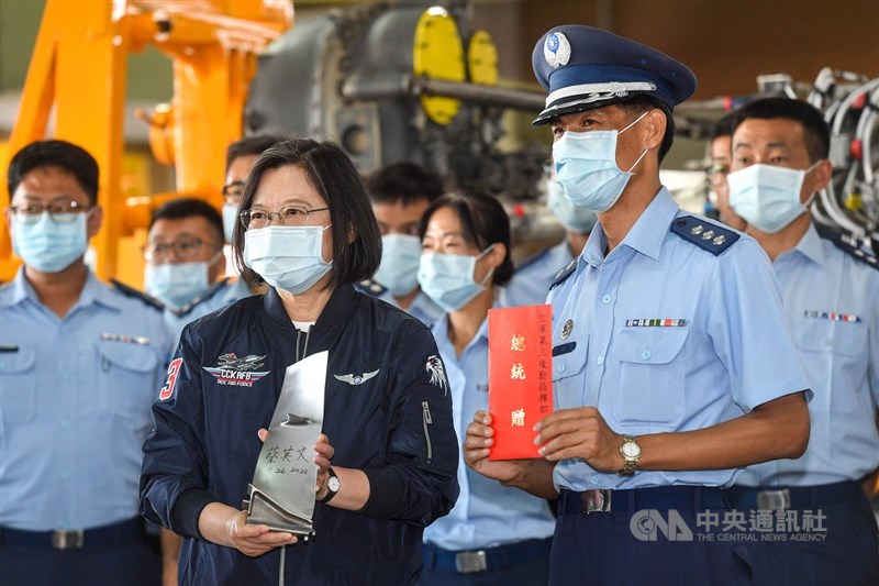 總統蔡英文(前左)26日前往空軍岡山基地第三後勤指揮部視導,並致贈加菜金慰勉國軍辛勞。中央社記者鄭清元攝 109年9月26日