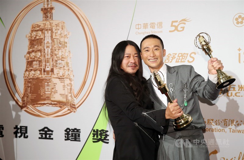 第55屆金鐘獎頒獎典禮26日在台北國父紀念館舉行,綜藝節目主持人獎由公視節目「台灣金頌」主持人浩子(謝炘昊)(右起)、亂彈阿翔(陳泰翔)獲得。中央社記者張新偉攝 109年9月26日