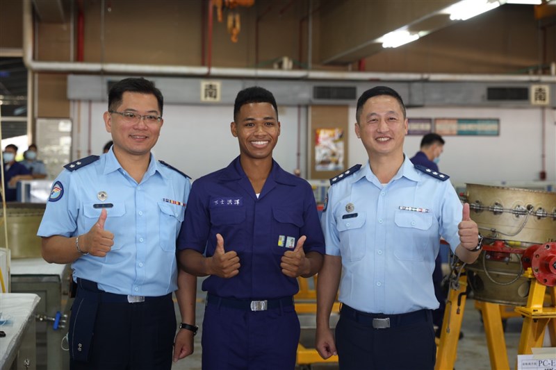總統蔡英文26日上午赴高雄岡山空軍第三後勤指揮部,視導國軍三型主力戰機發動機、運輸機及各式機件等後勤維修保養;迦納裔空軍下士洪澤(中)向蔡總統解說維護作業。 中央社記者游凱翔攝 109年9月26日