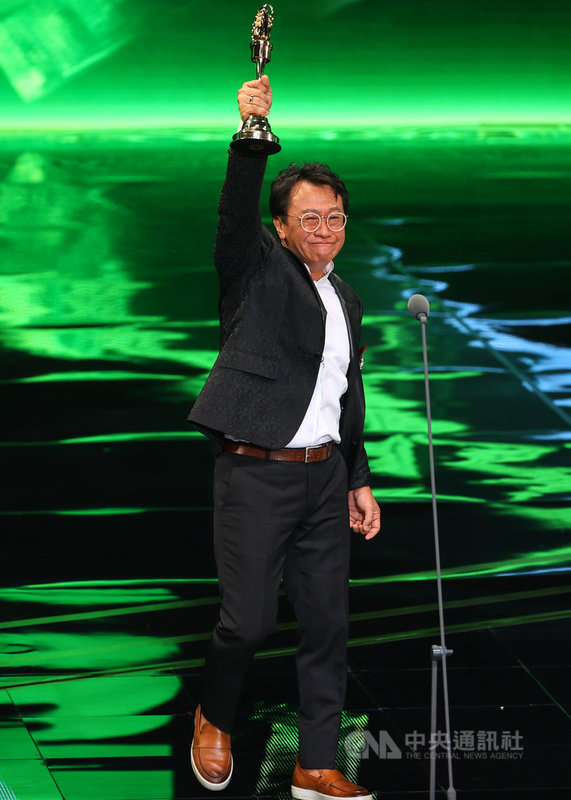 電視界年度盛事,第55屆金鐘獎頒獎典禮26日晚間在台北隆重舉行,迷你劇集(電視電影)男主角獎由游安順(右)奪得,游安順致詞時數度哽咽,高舉獎座難掩激動。中央社記者謝佳璋攝 109年9月26日