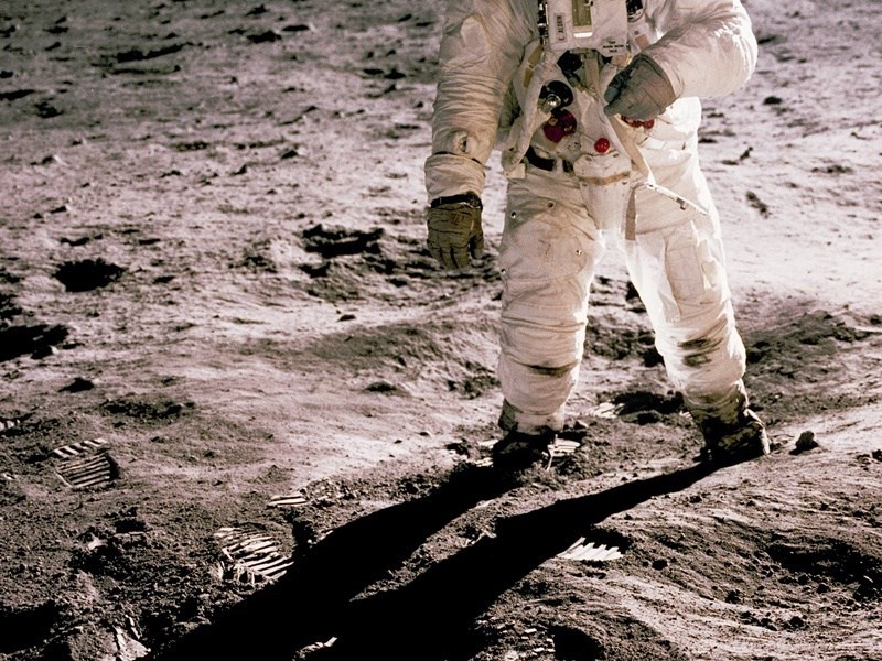 美國計劃2024年執行太空人再度登月的計畫,不過最新研究顯示,月球輻射量是地球的200倍,將使太空人健康受損。(示意圖/圖取自Unsplash圖庫)