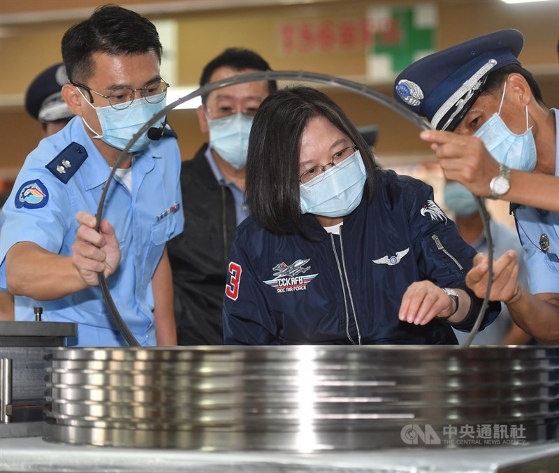 總統蔡英文(前中)26日上午前往位在高雄岡山空軍第三後勤指揮部,視導國軍三型主力戰機發動機、運輸機及各式機件等後勤維修保養。中央社記者鄭清元攝 109年9月26日