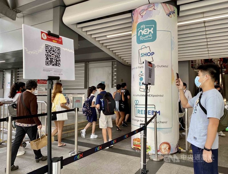 新加坡為強化接觸者追蹤,推出SafeEntry訪客登記系統,民眾須掃描門口QR碼才能進入商場、店家。中央社記者侯姿瑩新加坡攝 109年9月27日