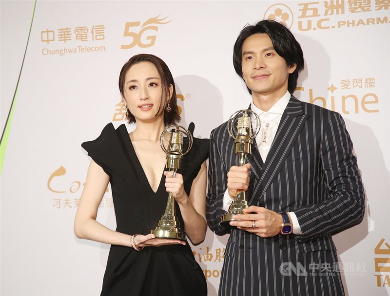第55屆電視金鐘獎戲劇節目男、女主角獎27日凌晨終於揭曉,由姚淳耀(右)、柯佳嬿(左)獲得,新科視帝、視后在頒獎後開心合影。中央社記者張新偉攝 109年9月27日