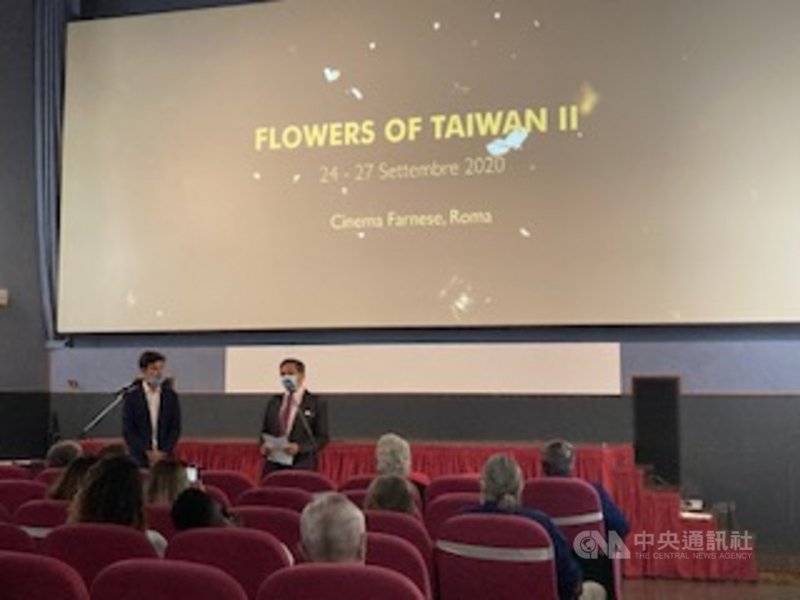 羅馬台灣影展在2019冠狀病毒疾病疫情下於9月下旬舉行,獲得熱烈迴響,劃位需保持間距,以符合安全社交距離,來賓也需先上網登記個人資料。(駐義大利代表處提供)中央社記者黃雅詩羅馬傳真 109年9月27日