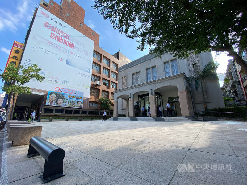 公元1933年開幕的新竹市影像博物館為昔日「有樂館」,透過2020台灣設計展,帶民眾重回「有樂電影院」光景,播放多部經典電影。中央社記者魯鋼駿攝 109年9月27日
