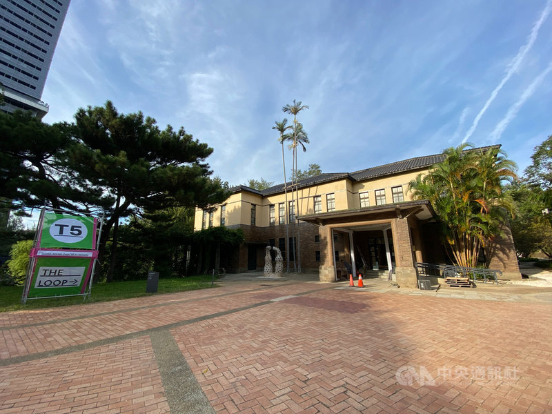 2020台灣設計展將新竹市玻璃工藝博物館打造成展覽館,以「循環展」為主題,讓民眾透過視覺、聽覺,感受物品未經循環所帶來的壓迫性與破壞性。中央社記者魯鋼駿攝 109年9月27日