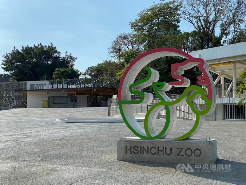 新竹市立動物園內的Gift Shop是2020台灣設計展場館之一,陳列新竹特色美食店家等超過30種風格商品,讓民眾看到新竹市的「消費力爆發」。中央社記者魯鋼駿攝 109年9月27日