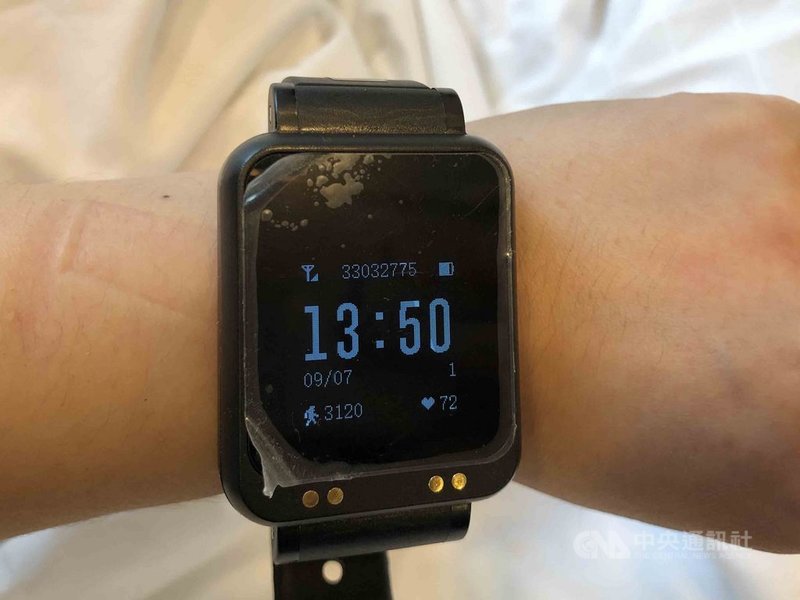 新加坡善用科技防疫,入境者若不在指定地點隔離就須強制配戴電子追蹤器。中央社記者侯姿瑩新加坡攝 109年9月27日