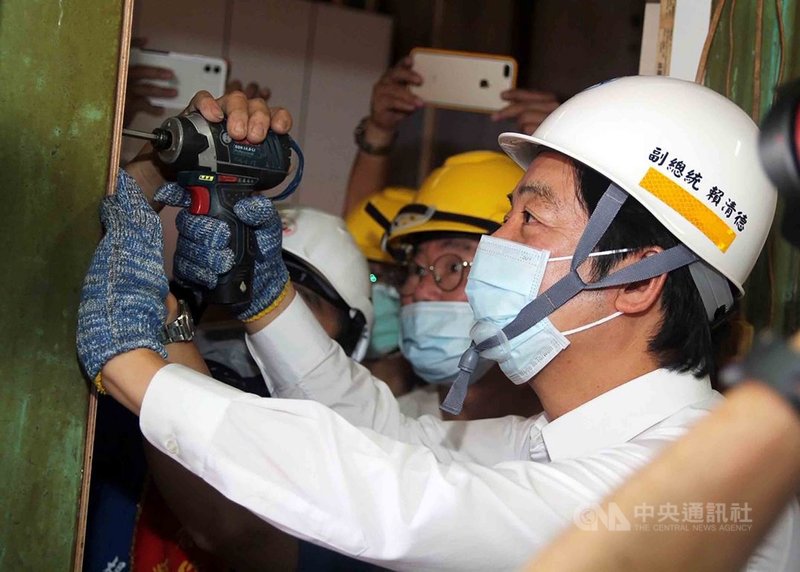 台南市政府勞工局「做工行善團」與嘉義縣政府合作,為梅山鄉獨居老翁修繕房屋,副總統賴清德(前)27日到場為志工打氣,並體驗工程施作。(嘉義縣政府提供)中央社記者黃國芳傳真 109年9月27日
