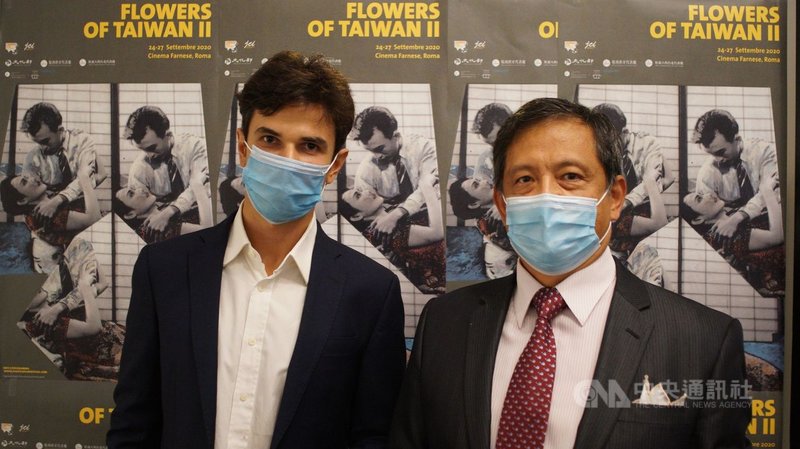 第二屆羅馬台灣影展在2019冠狀病毒疾病疫情下順利舉行,中華民國駐義大利代表李新穎(右)與策展人史賓納利(Giacomo Spinelli)(左)與多位義大利政治與文化界貴賓24日晚間出席開幕式。(駐義大利代表處提供)中央社記者黃雅詩羅馬傳真 109年9月27日