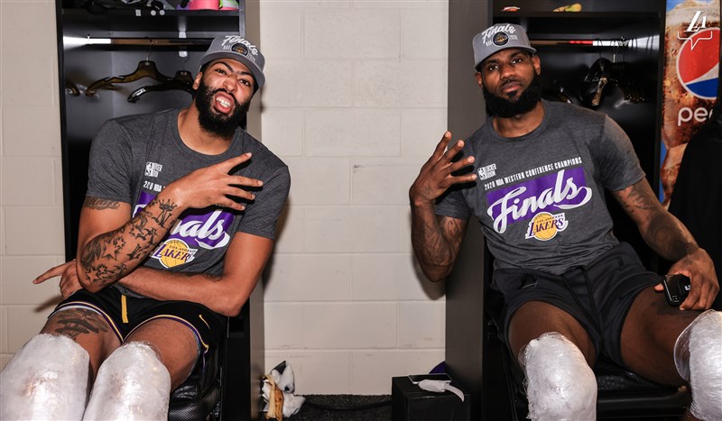 NBA洛杉磯湖人隊球星戴維斯（左）加盟湖人隊後，與球星詹姆斯（右）組成近年來最強雙人組，戴維斯將迎來總冠軍戰首秀。（圖取自twitter.com/Lakers）