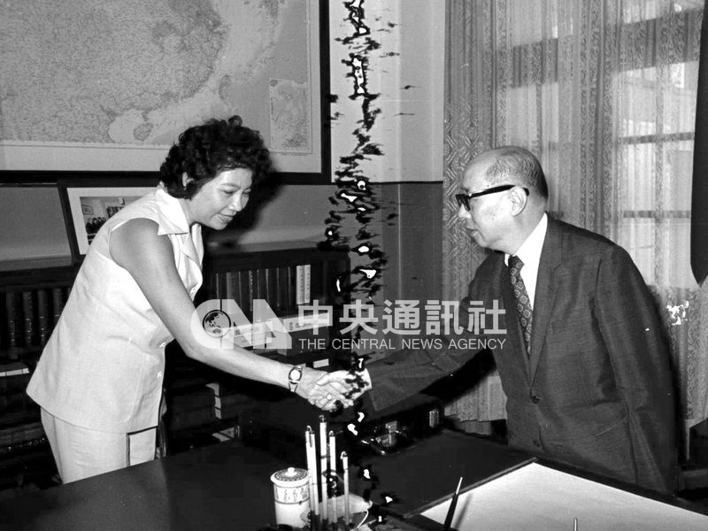 知名新聞工作者蘇玉珍(左)畢生致力於國際新聞採訪,曾採訪各國政要,足跡遍及世界。圖為1975年8月時任總統嚴家淦(右)接見中央社駐雅加達特派員蘇玉珍。(中央社檔案照片)