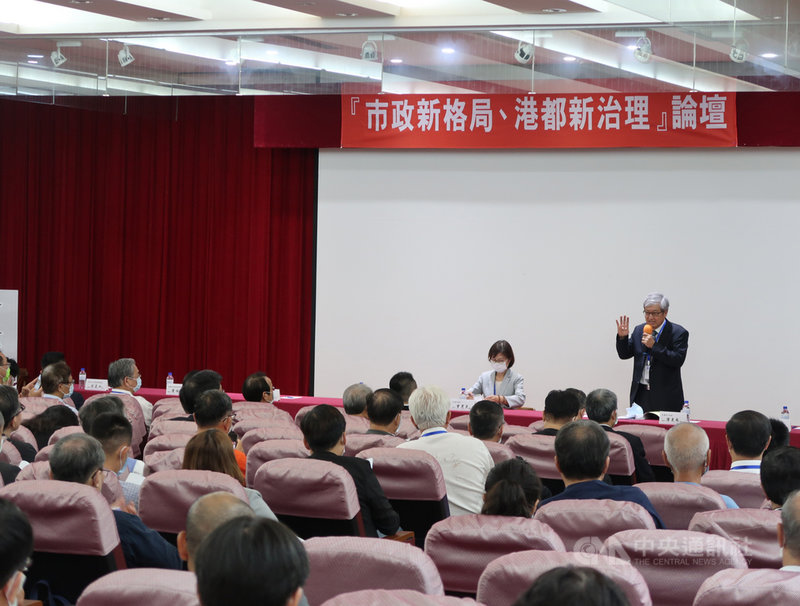 高雄師範大學校長吳連賞(後右,站立者)28日出席「市政新格局 港都新治理」座談會,盼高雄市加速解決財務負債問題。中央社記者王淑芬攝 109年9月28日