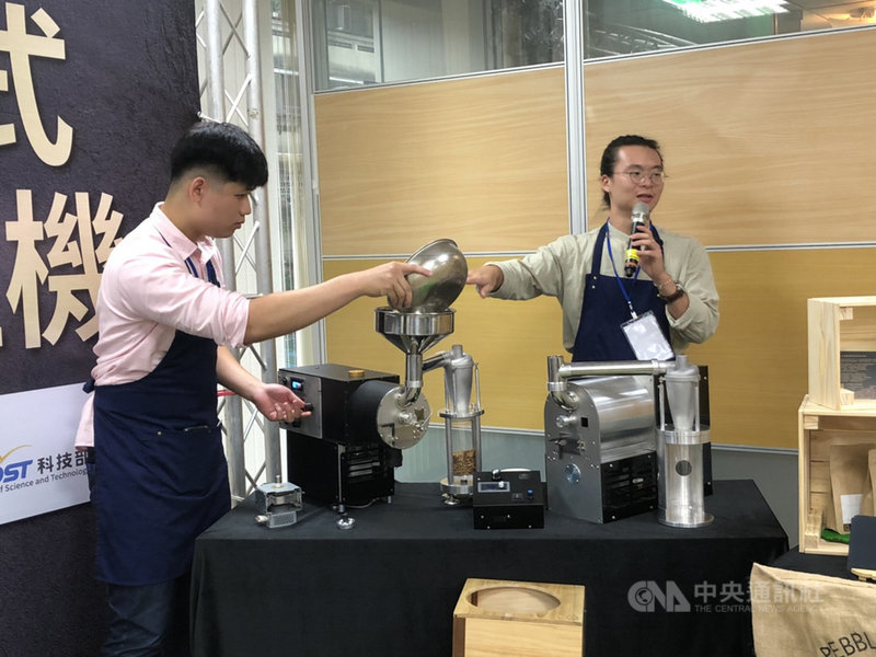 科技部於28日舉行研究成果記者會,清大團隊展示研發的「同軸旋轉式微波烘豆機」。團隊成員、同時也是波豆業務經理邱柏諺(右)、專案工程師郭奐均(左)現場解釋使用流程。中央社記者蘇思云攝 109年9月28日