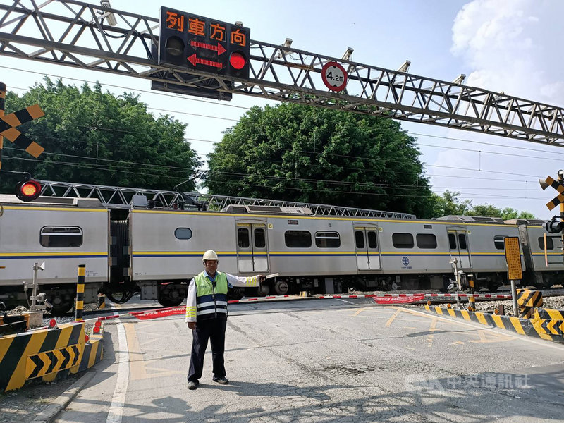 台鐵28日指出,10月底前可完成在全台419處平交道的門架上裝設「大型方向指示器」,告知用路人列車即將通過,並顯示列車行進方向資訊。(台鐵提供)中央社記者汪淑芬傳真 109年9月28日