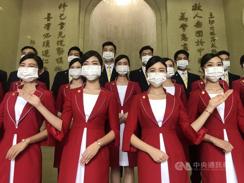 中國醫藥大學紫薔薇親善大使團今年再度擔任國慶禮賓接待，28日禮賓學生儀態端莊優雅亮相，女生著紅色立領西服，男生穿直紋西裝搭配金色領帶。中央社記者趙麗妍攝　109年9月28日