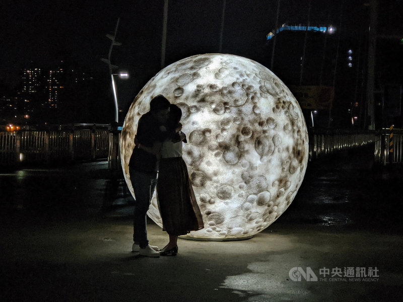 新月橋網紅熱點月球造景中秋夜快閃變臉 生活 中央社cna
