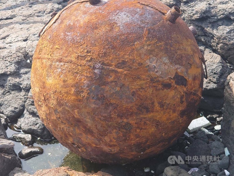 澎湖望安無人島「鋤頭嶼」所發現疑似二次大戰所遺留的水雷,澎湖防衛部29日將實施專案爆毀。(中央社檔案照片)