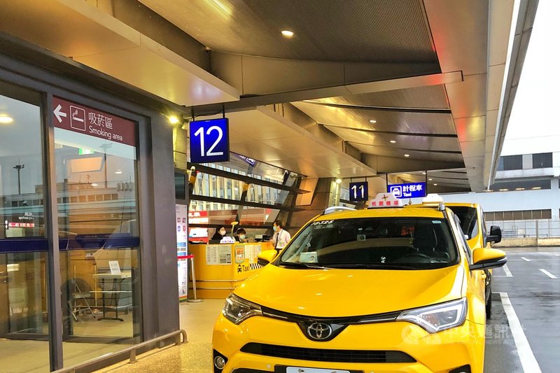 受到武漢肺炎(2019冠狀病毒疾病,COVID-19)疫情影響,桃園國際機場旅客量銳減,長時間在機場排班的計程車載客也受波及,桃機排班計程車自律委員會導入空中智慧排班系統,避免駕駛群聚領牌等號還能彈性載客。中央社記者吳睿騏桃園機場攝 109年9月28日