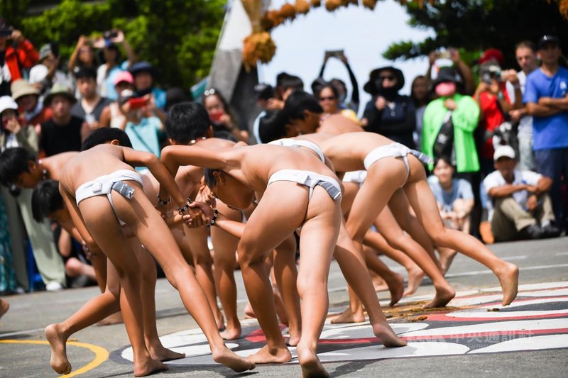 10幾年前漢人老師顏子矞到蘭嶼椰油國小任教，發現達悟族小朋友沒有勇氣穿丁字褲，於是鼓勵島上小朋友認識和接受自己文化，之後積極發展傳統歌舞，成立「小飛魚文化展演隊」，盼讓孩子走出島嶼、增加自信。（顏子矞提供）中央社記者盧太城台東傳真　109年9月28日